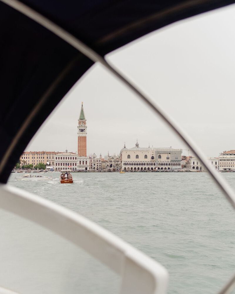 Matrimonio a Venezia di Maria e Rafael visto dalla laguna durante il servizio fotografico