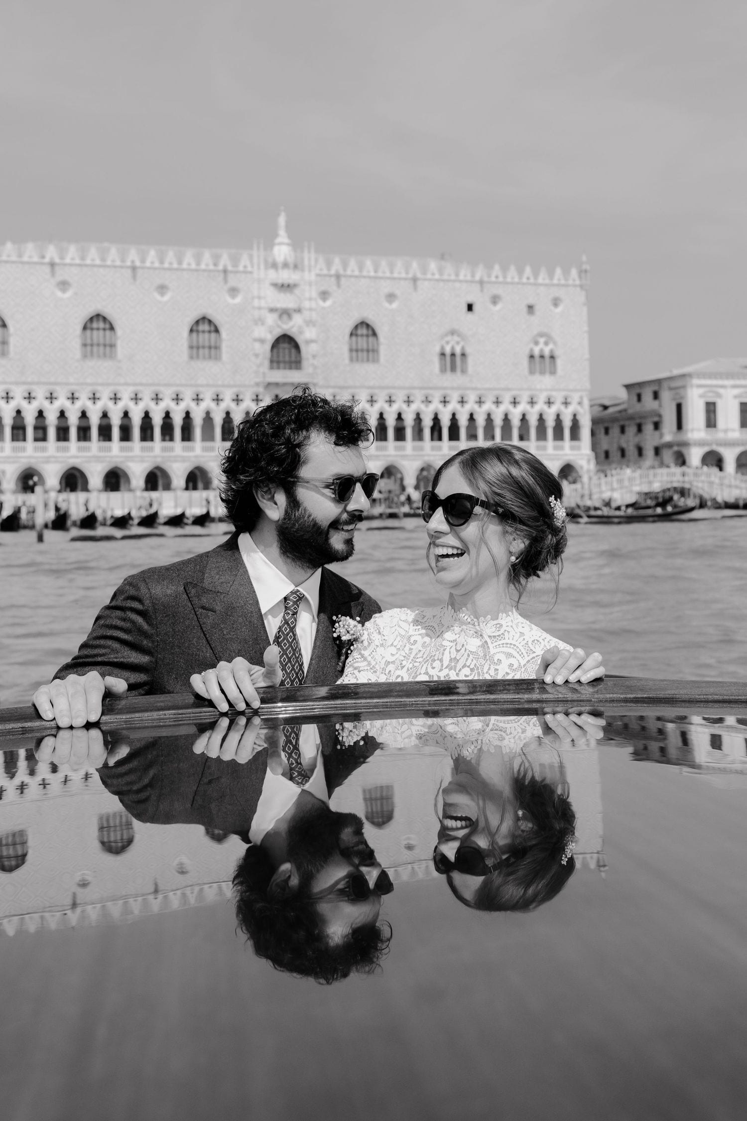 Ritratti degli sposi in taxi acqueo sulla laguna di Venezia