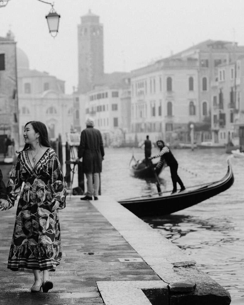Sessione di coppia a Venezia in bianco e nero lungo il Canal Grande