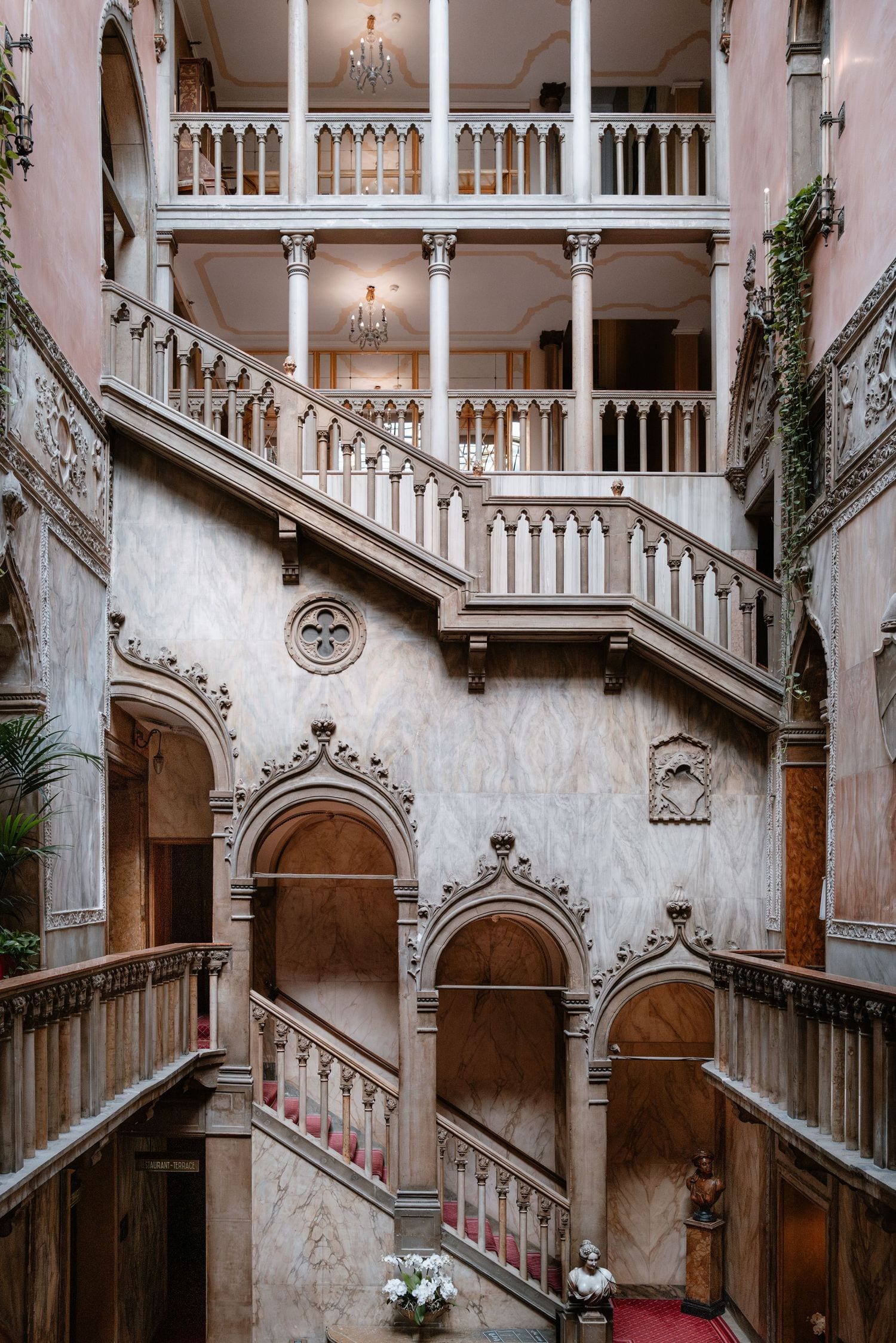Scala storica dell'Hotel Danieli durante un matrimonio a Venezia