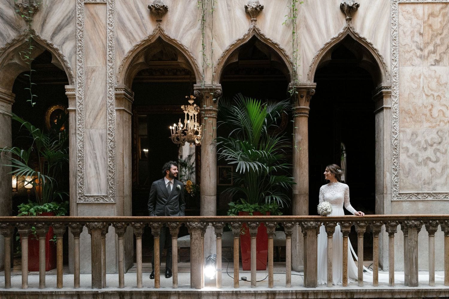 Sposi sul balcone storico dell'Hotel Danieli a Venezia