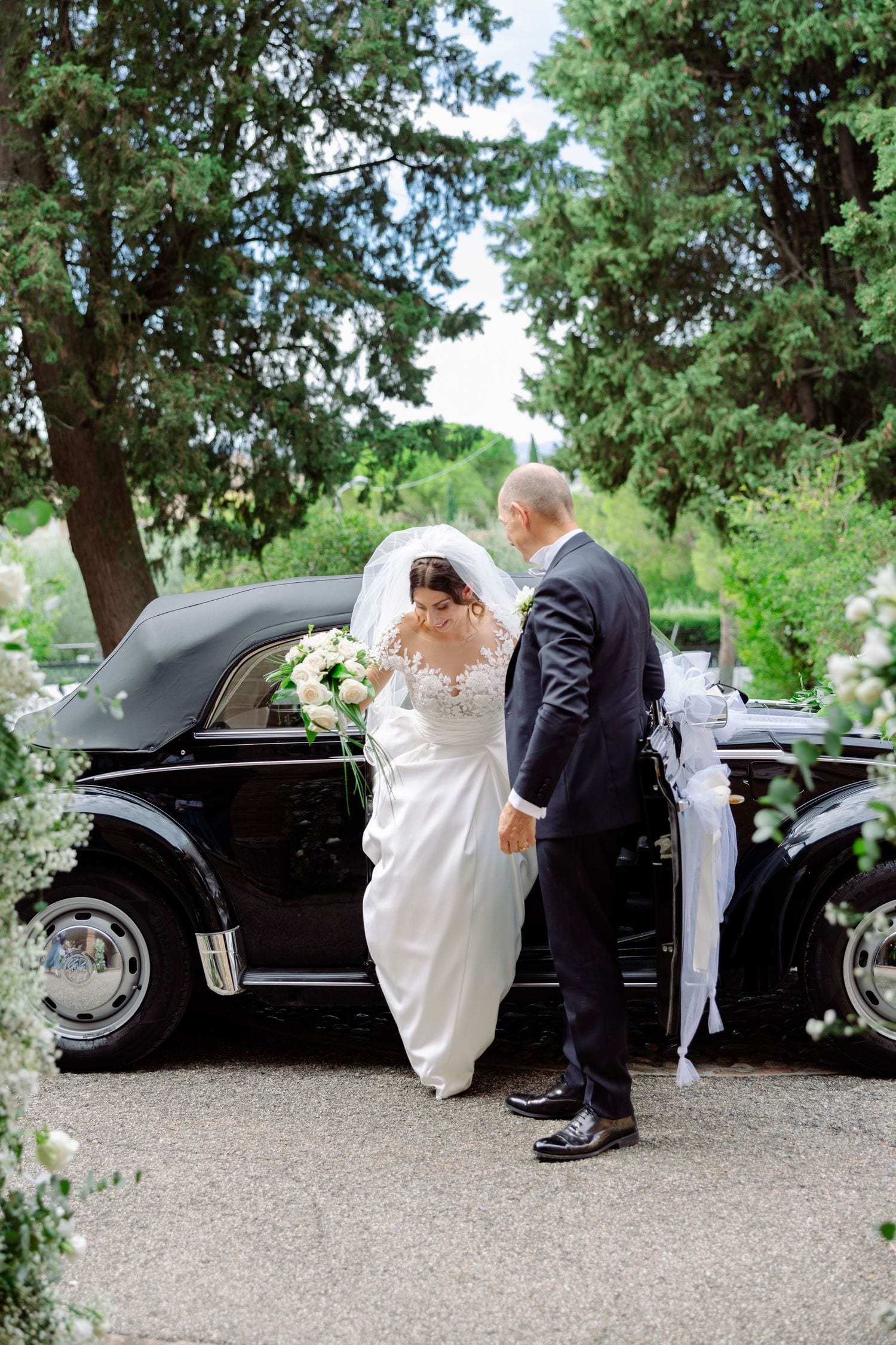 Auto d’epoca nera decorata con fiori per il matrimonio.