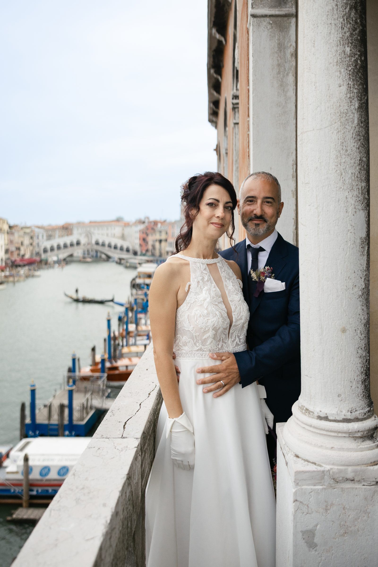 Ritratto degli sposi affacciati sul Canal Grande durante un matrimonio a Venezia