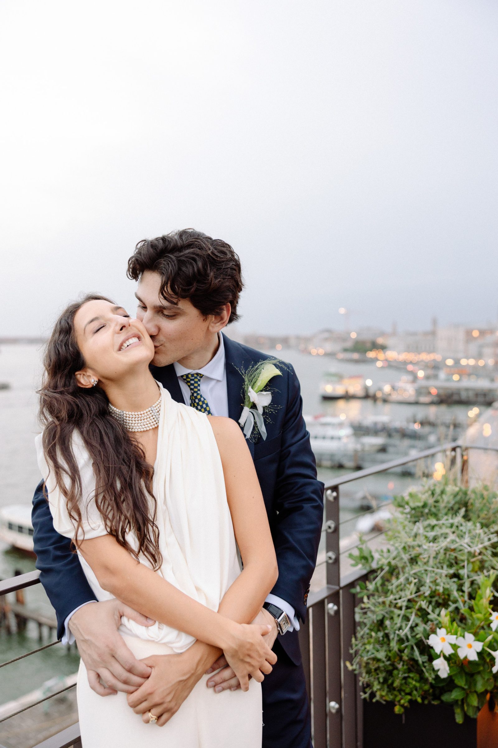 Giacomo bacia Allegra mentre lei si appoggia a lui sulla terrazza